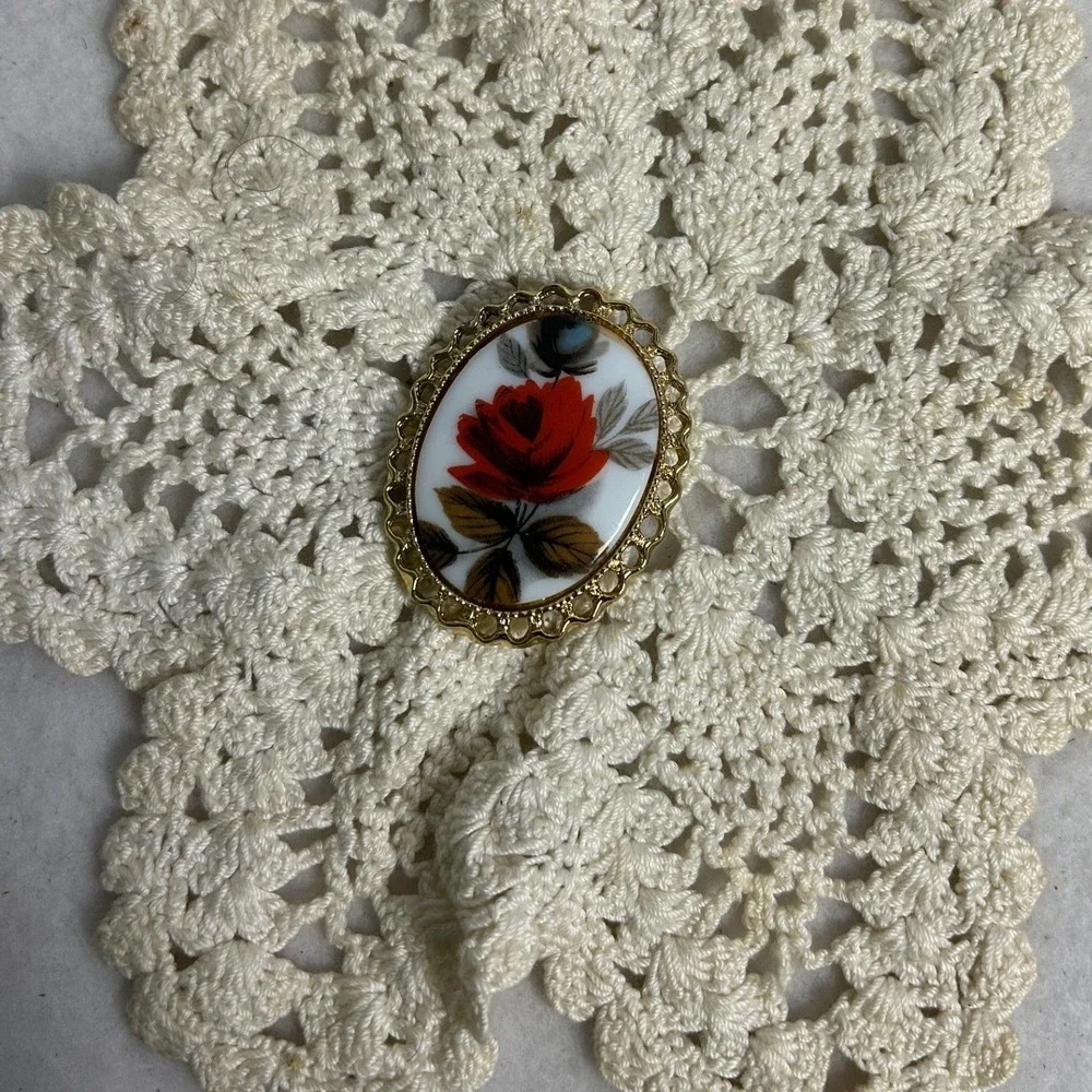 Cottagecore Women Vintage Gold Red Rose Floral Porcelain Oval Brooch Pin